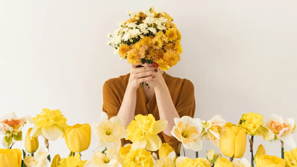 ¿Conoces la novela que inspiró a miles de jóvenes a regalar flores amarillas?