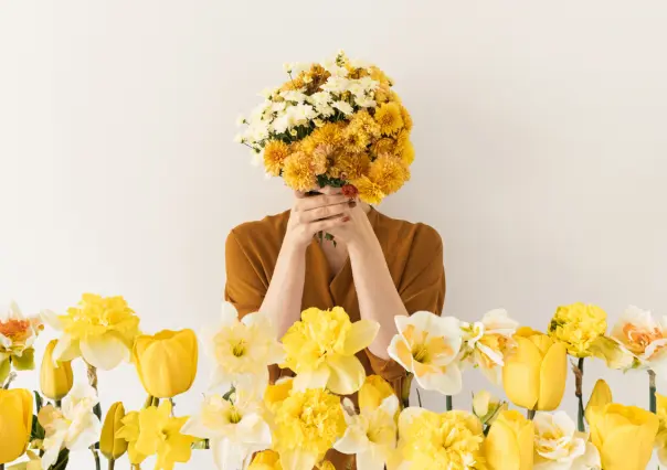 ¿Conoces la novela que inspiró a miles de jóvenes a regalar flores amarillas?