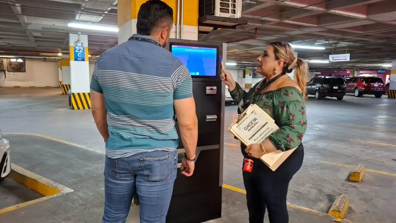 Inspectores municipales en Paseo Durango corroborando se respete la hora gratis de estacionamiento. Foto: Dirección Municipal de Inspectores.