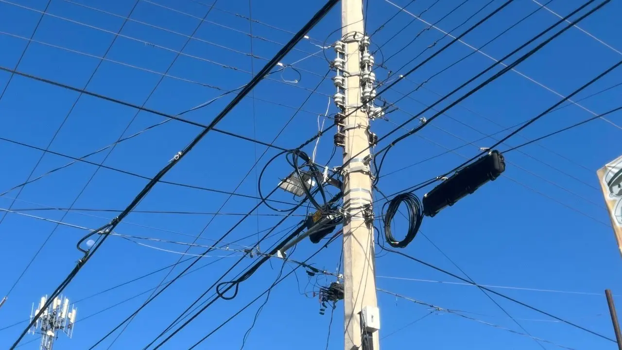 Cable en exceso en un poste de la ciudad de Durango. Foto: Cortesía.