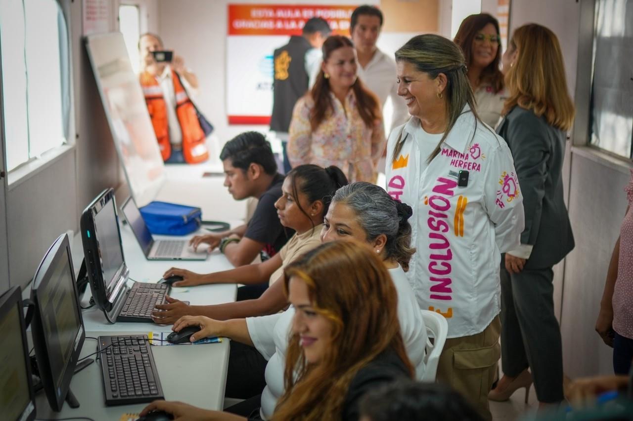 Aula Móvil certifica a más de 1,500 personas en servicios educativos en NL