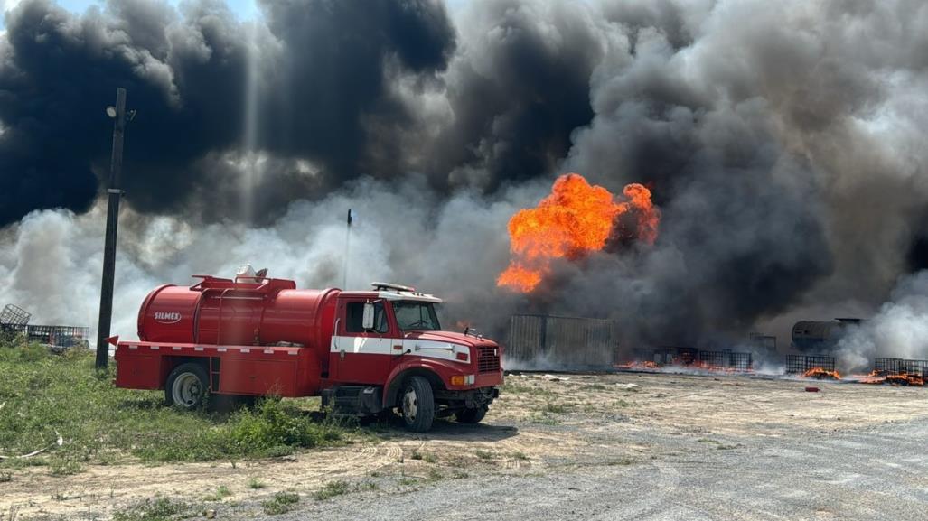 Apagan incendio de contenedores de diésel en Salinas Victoria (VIDEO)