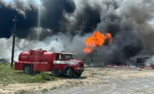 Apagan incendio de contenedores de diésel en Salinas Victoria (VIDEO)