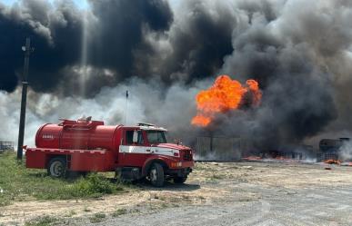 Apagan incendio de contenedores de diésel en Salinas Victoria (VIDEO)