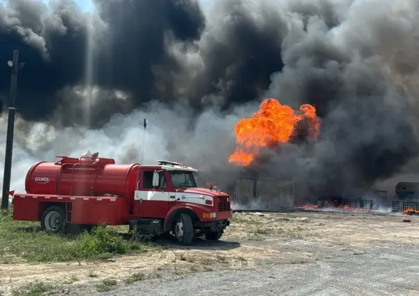 Apagan incendio de contenedores de diésel en Salinas Victoria (VIDEO)