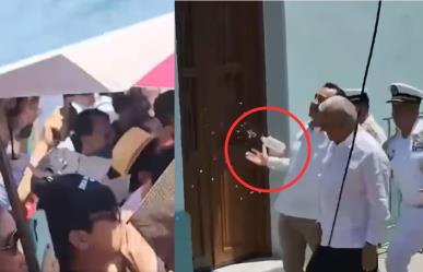 (VIDEO) Manifestantes lanzan botellas y gritan dictador a AMLO en Veracruz