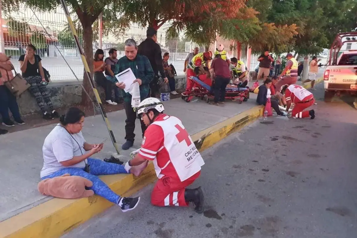 De las seis personas que resultaron lesionadas, dos amerizaron su traslado a un hospital. Foto: Ignacio Aceves