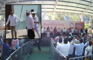 Agreden a AMLO con botella de agua en protesta por reforma judicial (VIDEO)