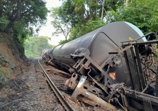 18 vagones-cisterna de CP-KCSM se descarrilan en Michoacán
