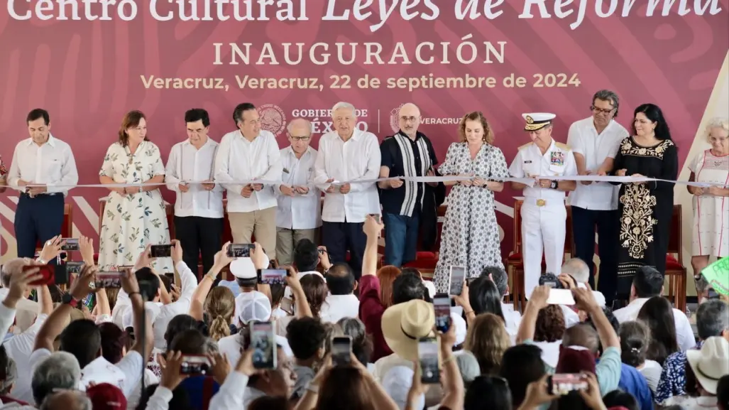 Lanzan botella a AMLO en su llegada a Veracruz | VIDEO