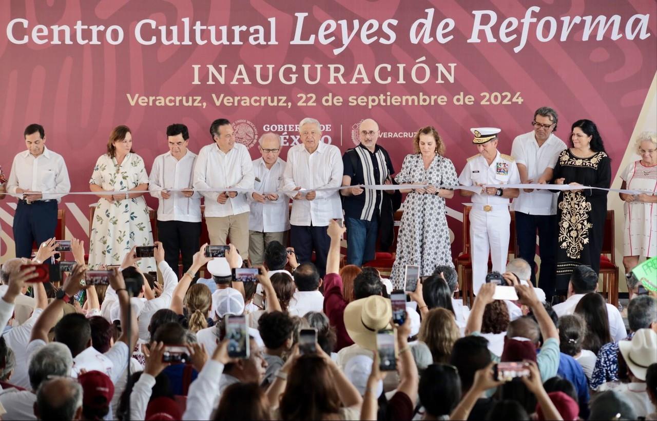 Lanzan botella a AMLO en su llegada a Veracruz. Foto: Especial