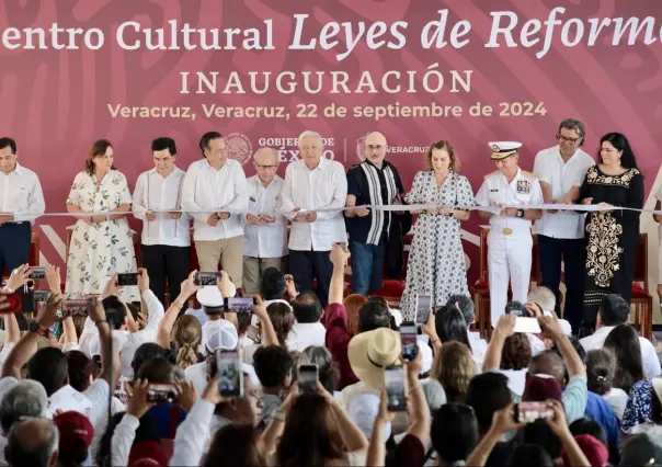 Lanzan botella a AMLO en su llegada a Veracruz | VIDEO