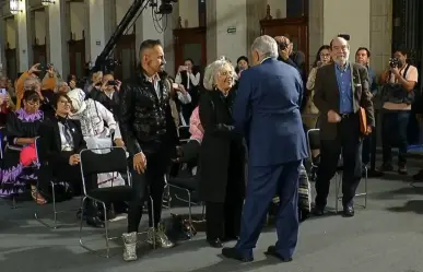 AMLO saluda a Elena Poniatowska; rompe protocolo de mañanera