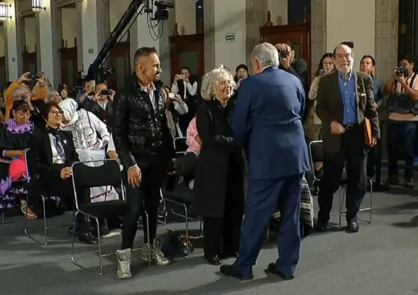 AMLO saluda a Elena Poniatowska; rompe protocolo de mañanera