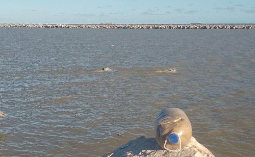 Arriesgan su vida nadando sobre aguas del Río Panuco