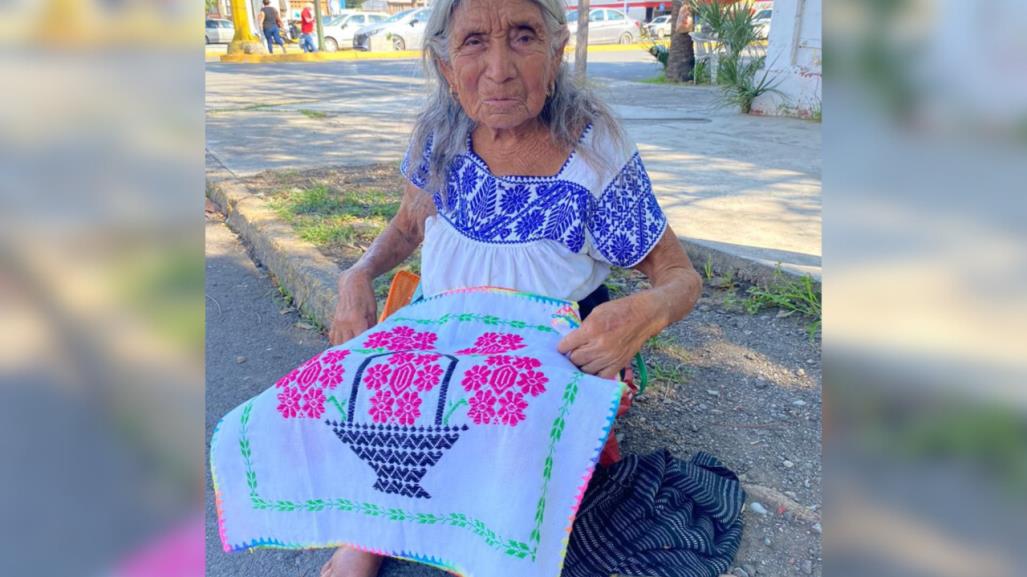 Abuelita vende carpetitas bordadas para sobrevivir