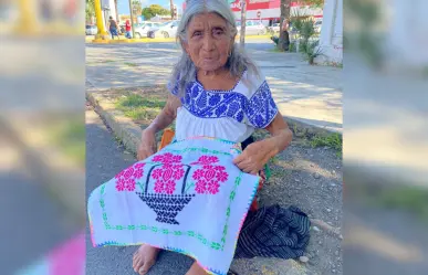 Abuelita vende carpetitas bordadas para sobrevivir