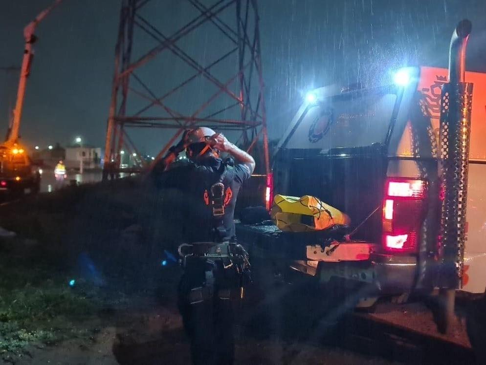 Rescatista de Protección Civil en donde se presentó el reporte de amenaza de suicidio. Foto: Protección Civil de Nuevo León.