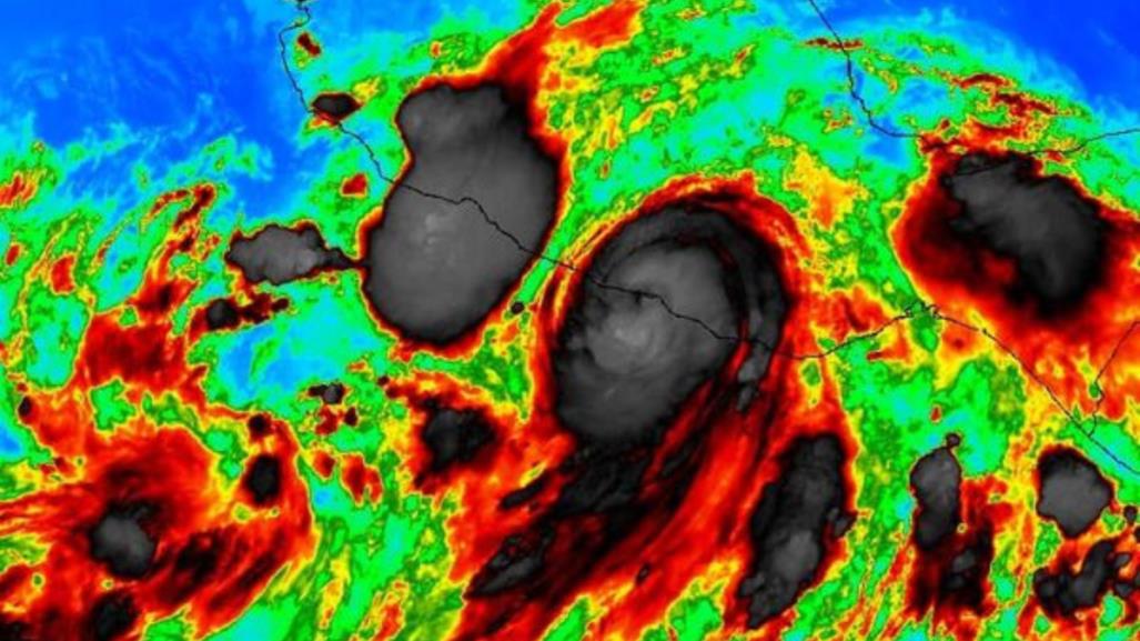 Huracán John toca tierra en Guerrero como categoría 3