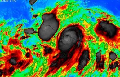 Huracán John toca tierra en Guerrero como categoría 3