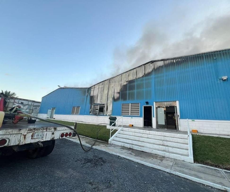 Incendio consume fábrica procesadora de plásticos en Montemorelos