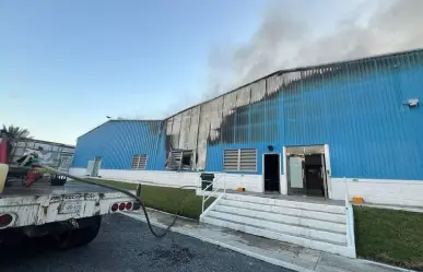 Incendio consume fábrica procesadora de plásticos en Montemorelos