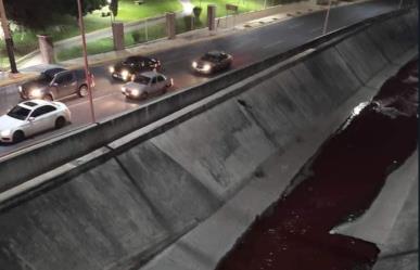 Líquido rojo desconocido inunda arroyo San Nicolás (VIDEO)