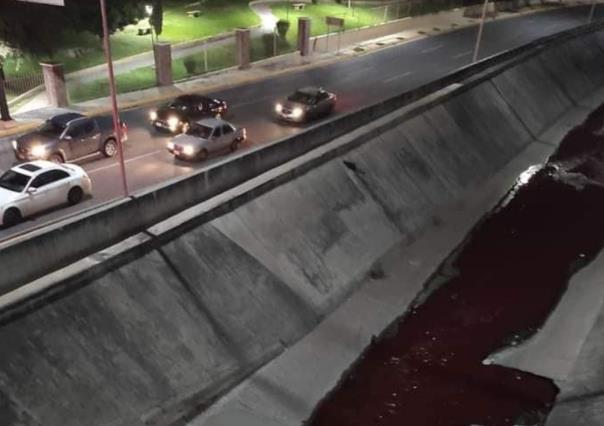 Líquido rojo desconocido inunda arroyo San Nicolás (VIDEO)