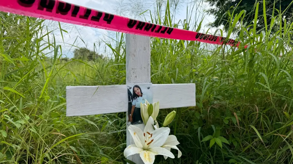 En memoria de Karla: instalan cruz de madera en donde localizaron sus restos