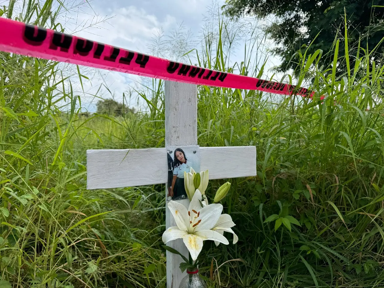 La jovencita originaria de Progreso, Yucatán, fue reportada como desaparecida la semana pasada, siendo a los días, un viernes por la noche, localizada sin vida en una zona de monte sobre la referida brecha. Foto: Axel Hassel