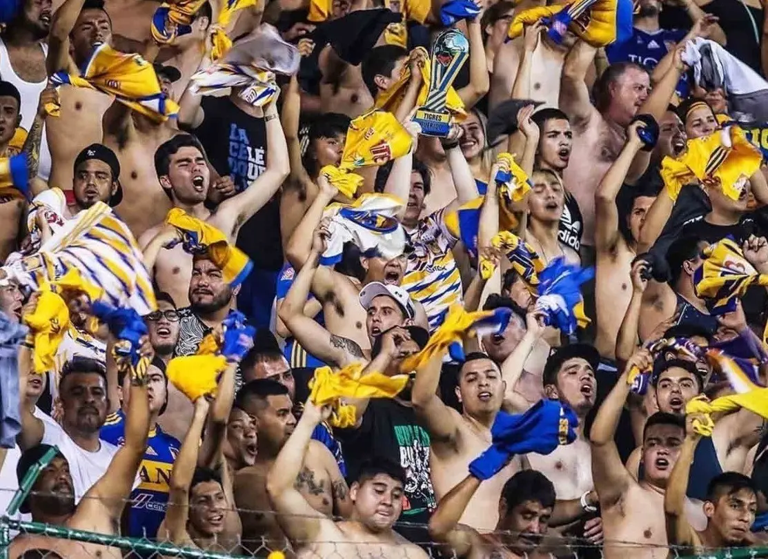 Integrantes de la barra Libres y Lokos en un partido de Tigres UANL. Foto: Vida Universitaria UANL.