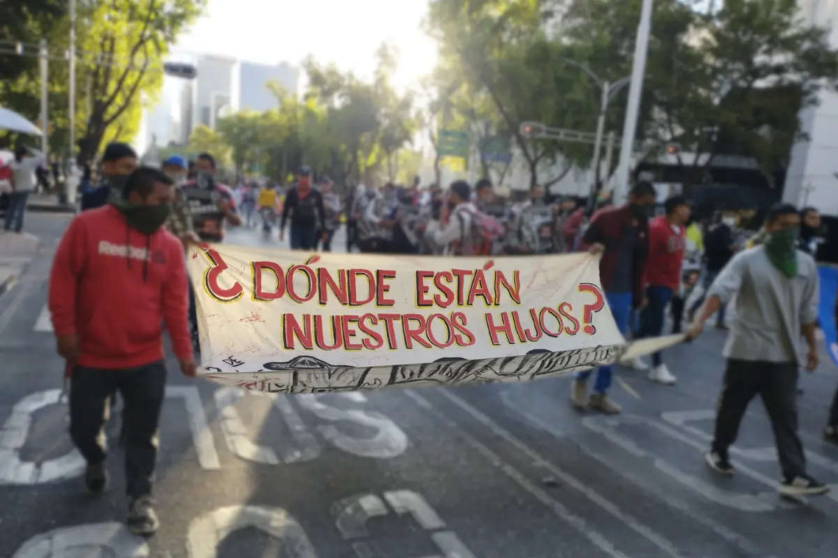 Manifestación por los 43 de Ayotzinapa. Foto: @LatinoamericaS1