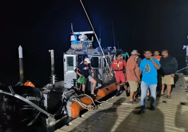 Marina rescata a 35 personas en peligro de naufragio en La Paz