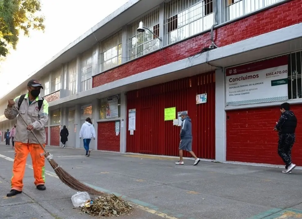 Escuela a punto de abrir tras el regreso de un puente escolar. Foto: Proceso.