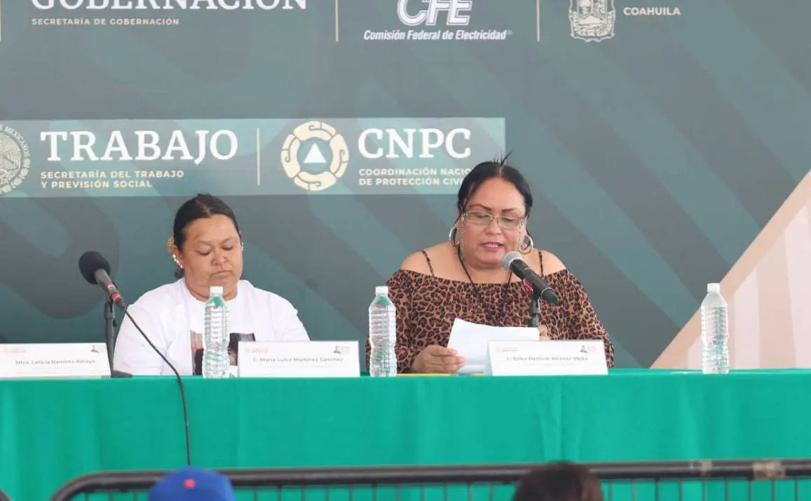 Representantes de la organización Familia de Pasta de Conchos en el encuentro con AMLO y Claudia Sheinbaum. (Fotografía: Gobierno de Coahuila)