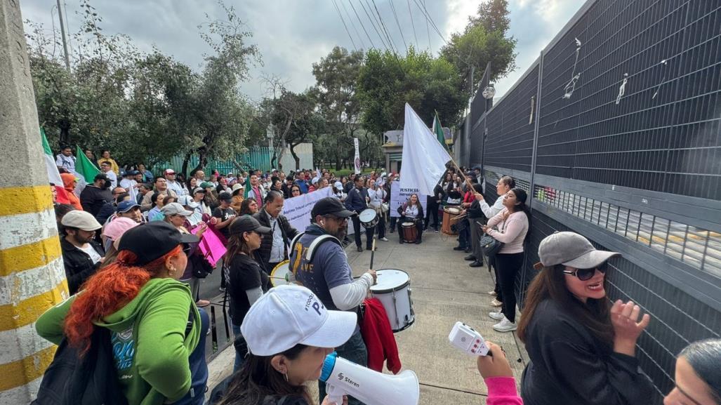 Trabajadores del PJ protestan en el INE contra la reforma al Poder Judicial