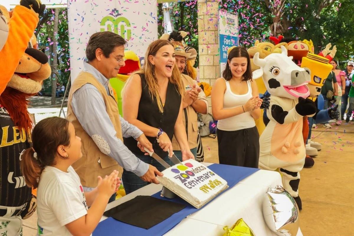 Cecilia Patrón partiendo pastel del aniversario del Zoológico El Cantenario Foto: X(Twitter) @CeciliaPatronL