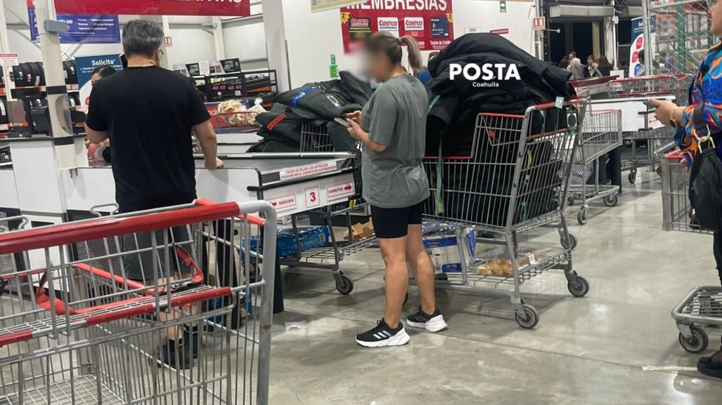 ¿Reventa de chamarras en Costco de Saltillo? Captan a señora con dos carritos