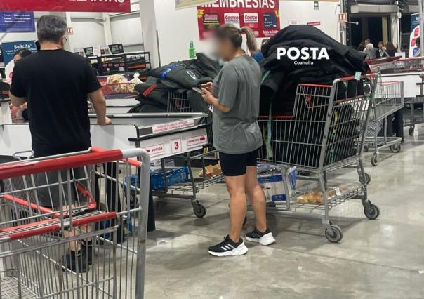 ¿Reventa de chamarras en Costco de Saltillo? Captan a señora con dos carritos