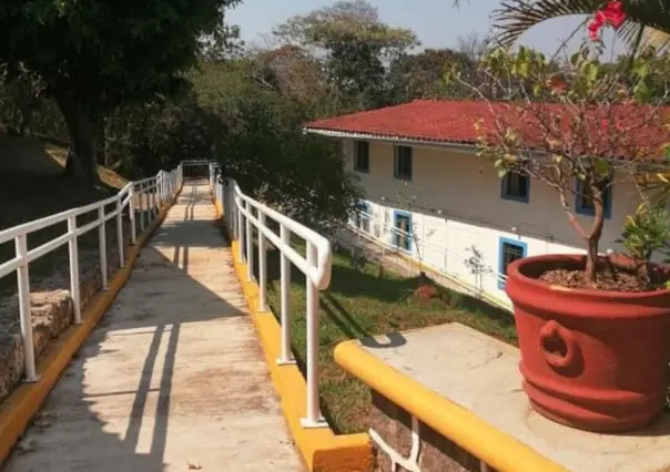 Deslave en UPN Xalapa obliga a desalojar salones; cierran universidad