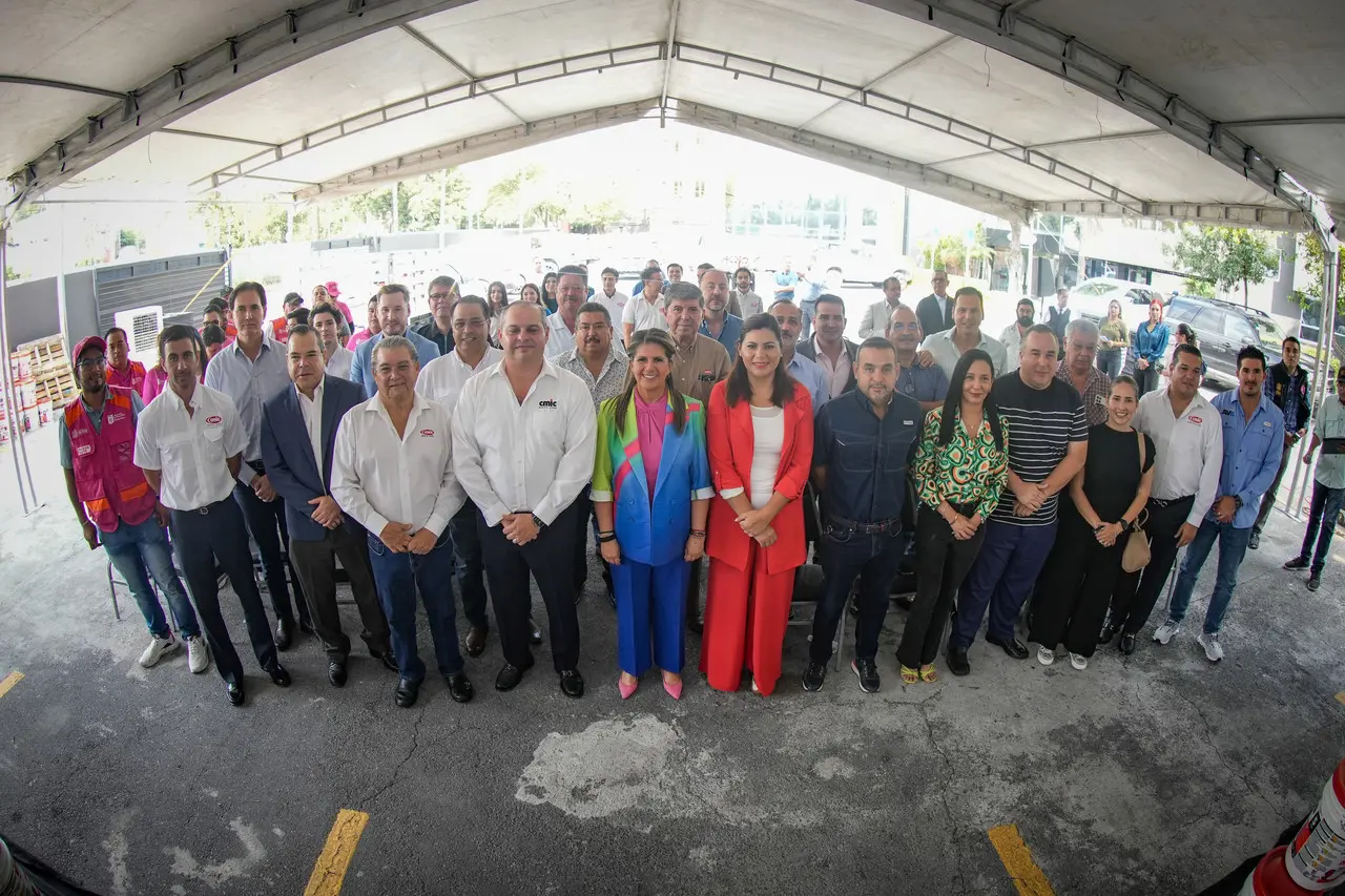 Entrega de donativo a familias afectadas por tormenta Alberto en Monterrey