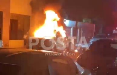 Incendio consume camioneta en el centro de Monterrey