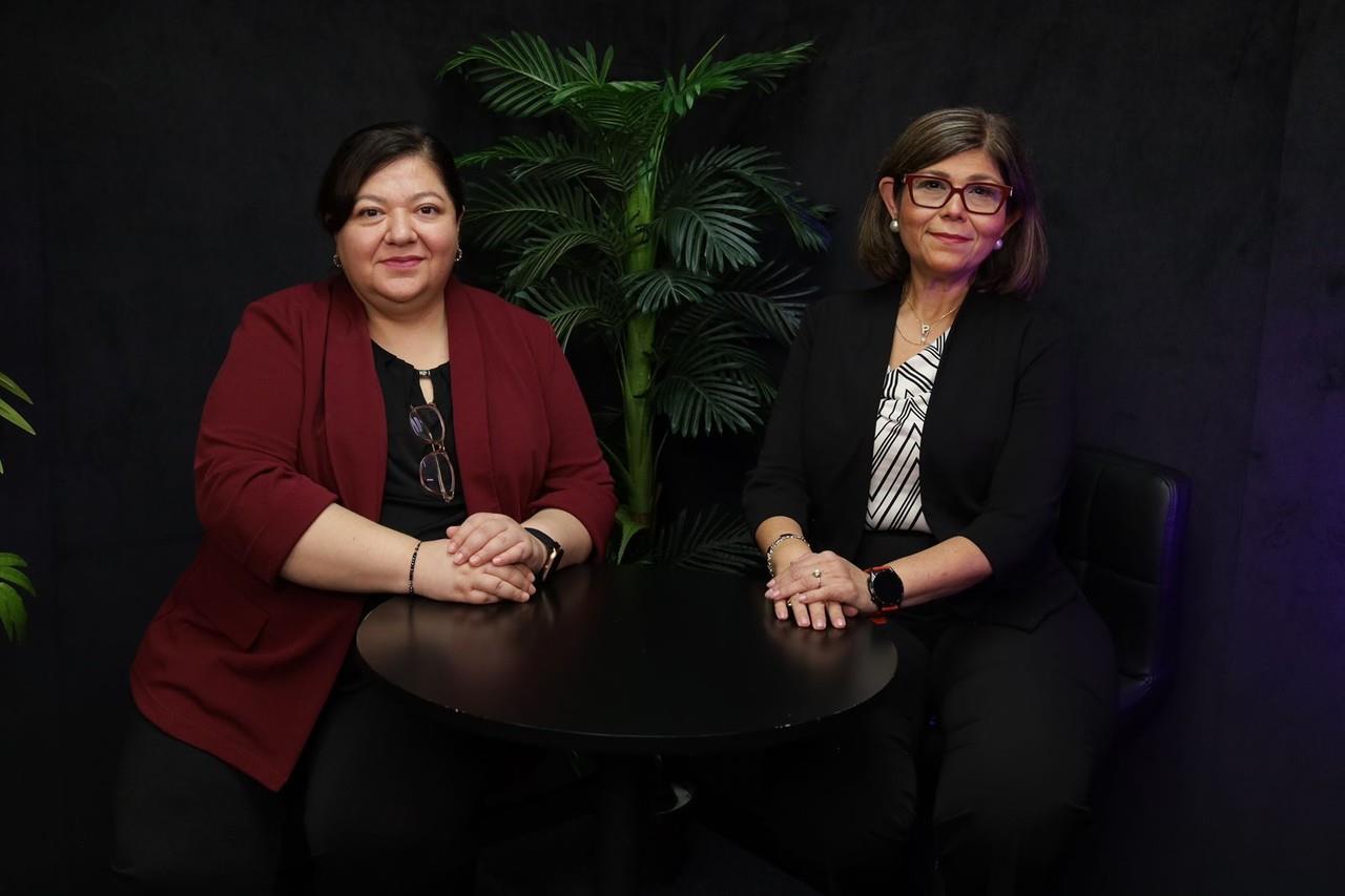 En la imagen Diana Rocío González Vázquez, mediadora del Instituto Defensoría Pública de Nuevo León (izquierda), y María del Pilar Romero Díaz, directora de Defensoría Pública de Nuevo León (derecha). Foto: Azael Valdés