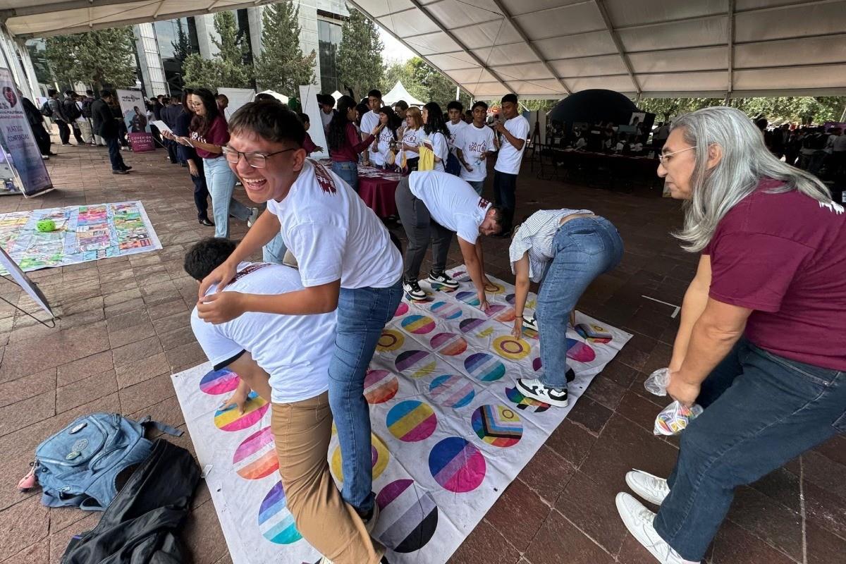 Estudiantes del IPN jugando en el inicio del ciclo escolar Foto: X(Twitter) @GeneroIPN