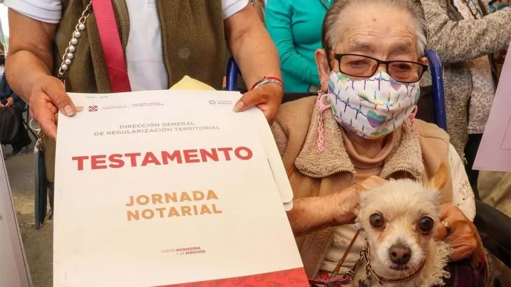 Una mujer recibiendo un testamento. Foto: UNOtv