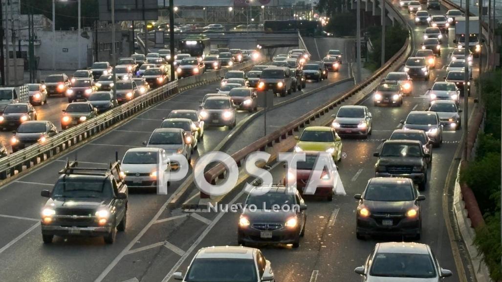 Tardanza de transporte público y tráfico agotan a regios: especialista