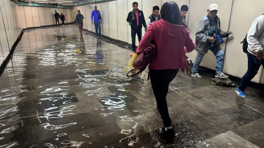 ¡Metro inundado! Acceso a Martín Carrera Línea 4 amanece lleno de agua