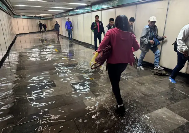 ¡Metro inundado! Acceso a Martín Carrera Línea 4 amanece lleno de agua