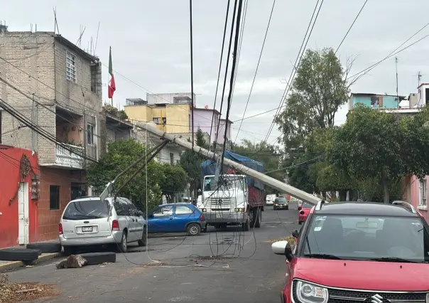 Cae poste de concreto tras ser jalado por fuertes vientos de la semana pasada