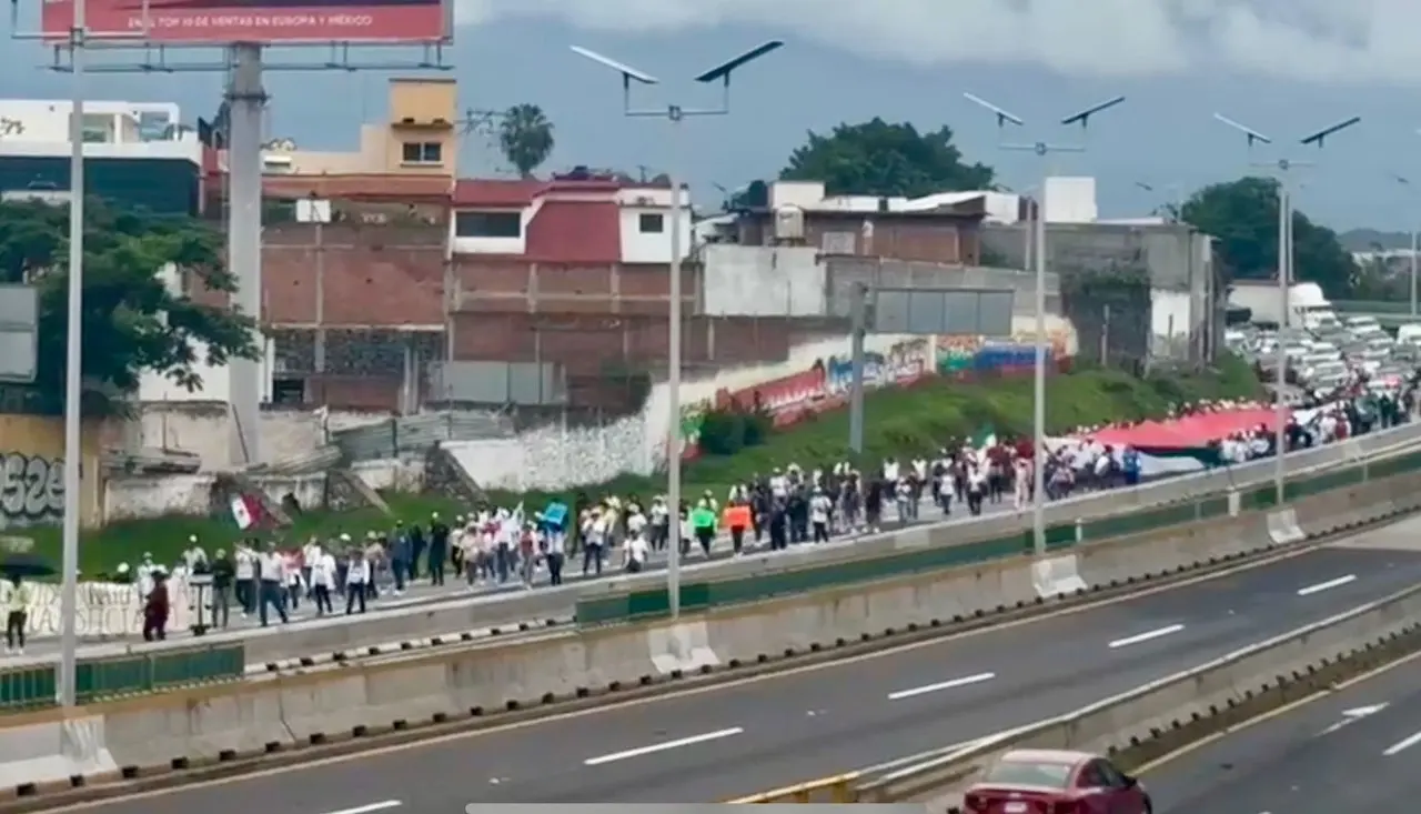 Alrededor de mil 500 trabajadores del PJF, marcharon esta mañana. Foto: Especial